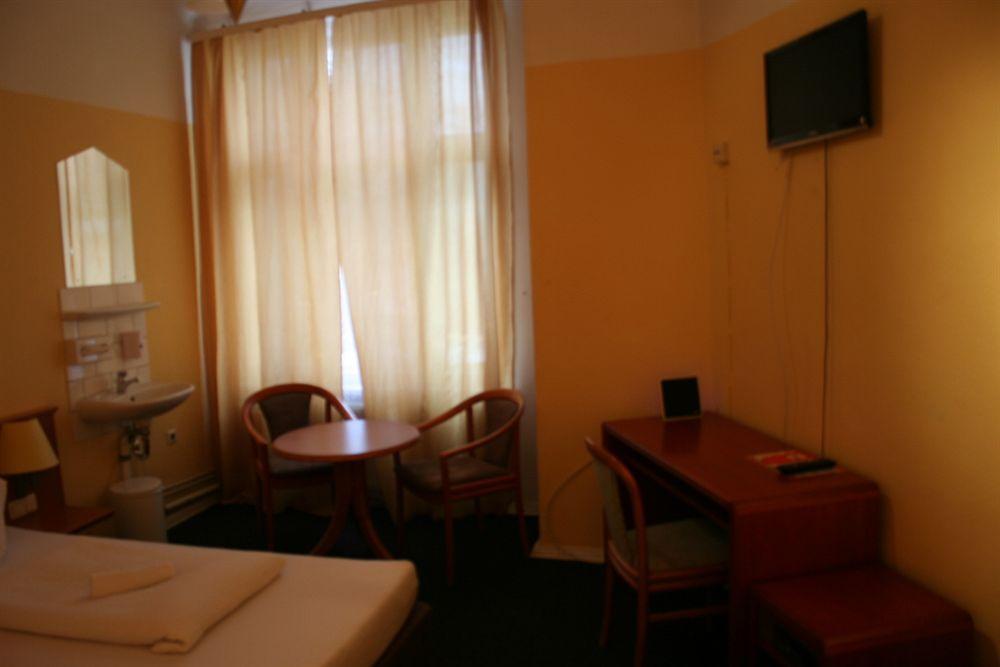Hotel-Pension Adamshof Berlin Bagian luar foto