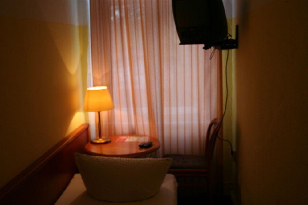 Hotel-Pension Adamshof Berlin Bagian luar foto