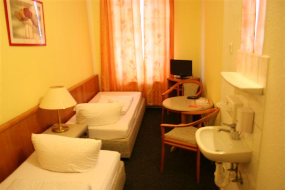 Hotel-Pension Adamshof Berlin Bagian luar foto