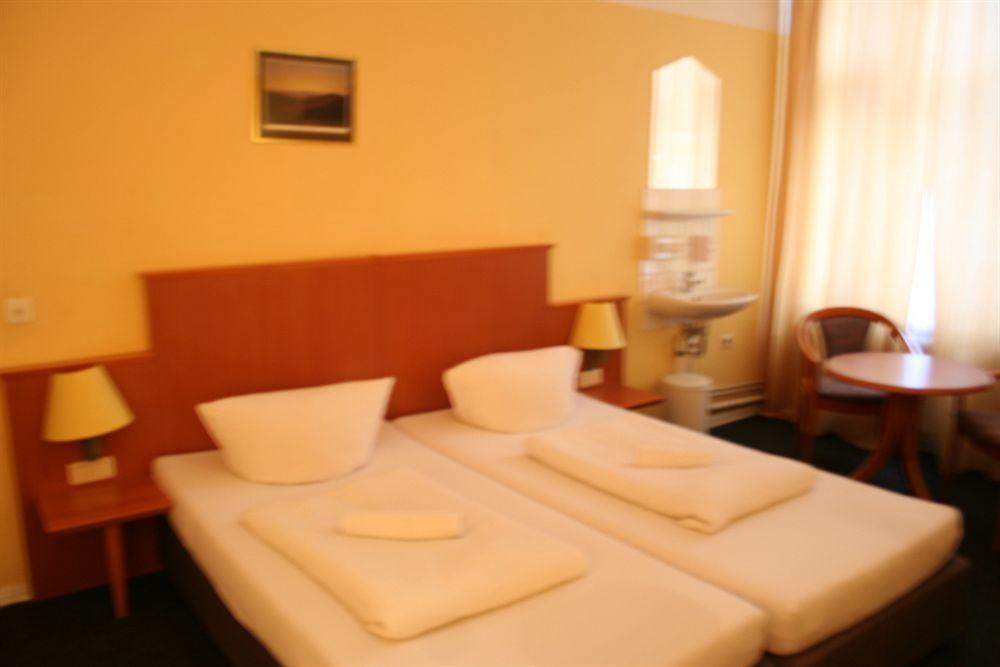 Hotel-Pension Adamshof Berlin Bagian luar foto
