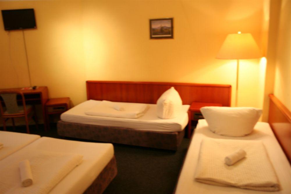 Hotel-Pension Adamshof Berlin Bagian luar foto