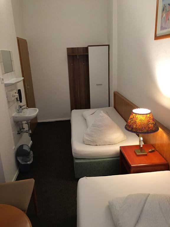 Hotel-Pension Adamshof Berlin Bagian luar foto