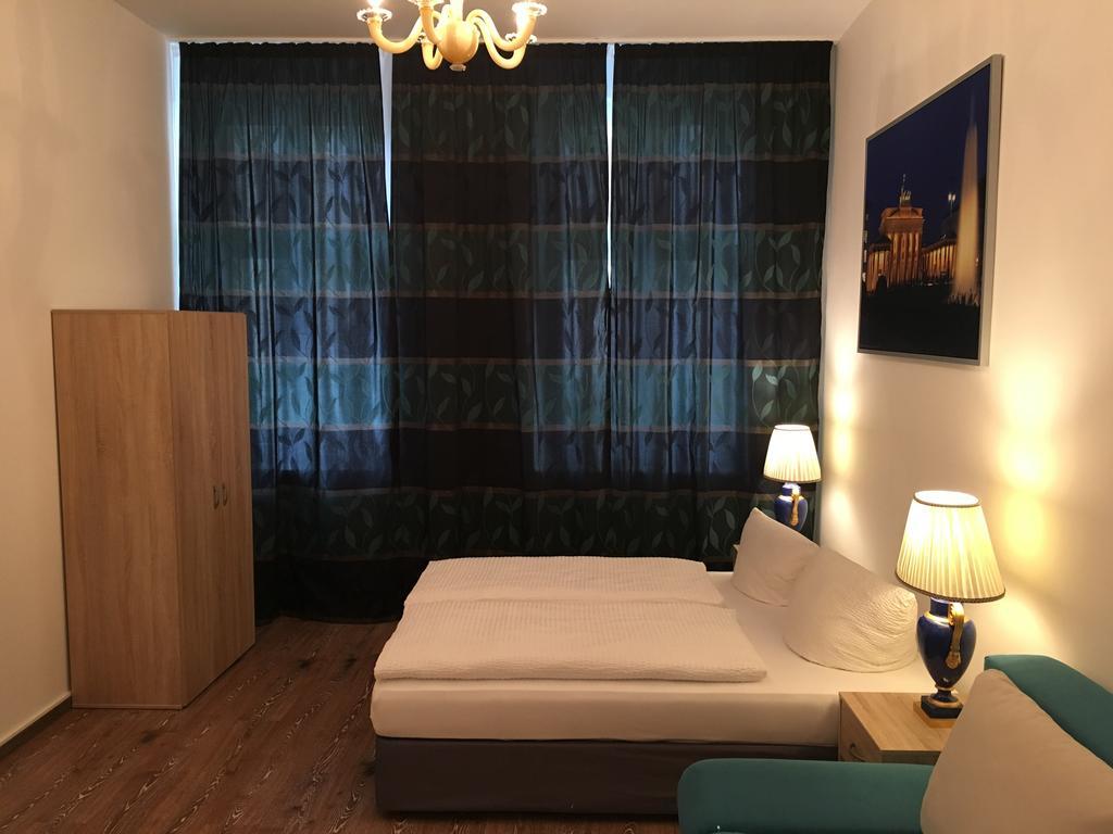 Hotel-Pension Adamshof Berlin Bagian luar foto