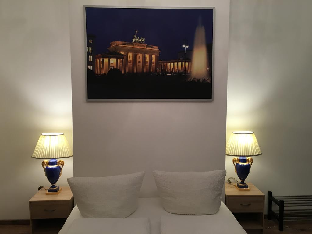Hotel-Pension Adamshof Berlin Bagian luar foto