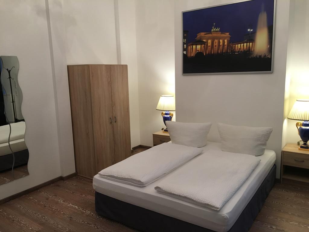 Hotel-Pension Adamshof Berlin Bagian luar foto