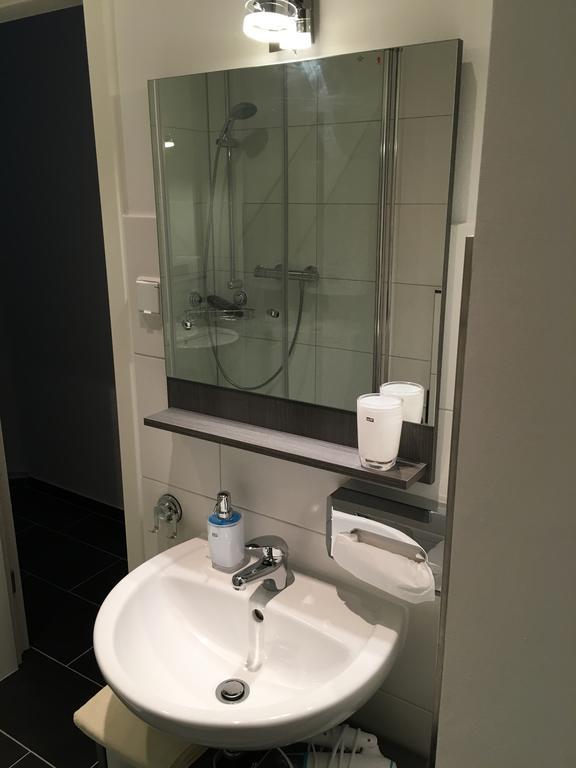Hotel-Pension Adamshof Berlin Bagian luar foto