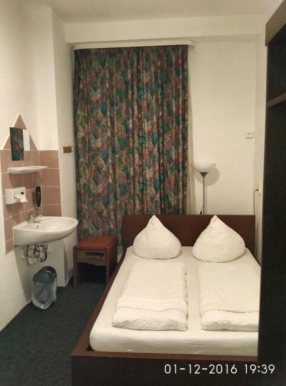 Hotel-Pension Adamshof Berlin Bagian luar foto