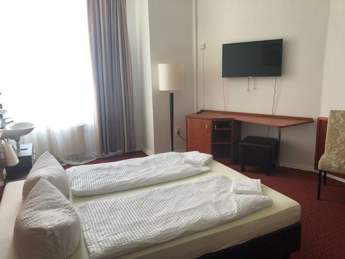 Hotel-Pension Adamshof Berlin Bagian luar foto